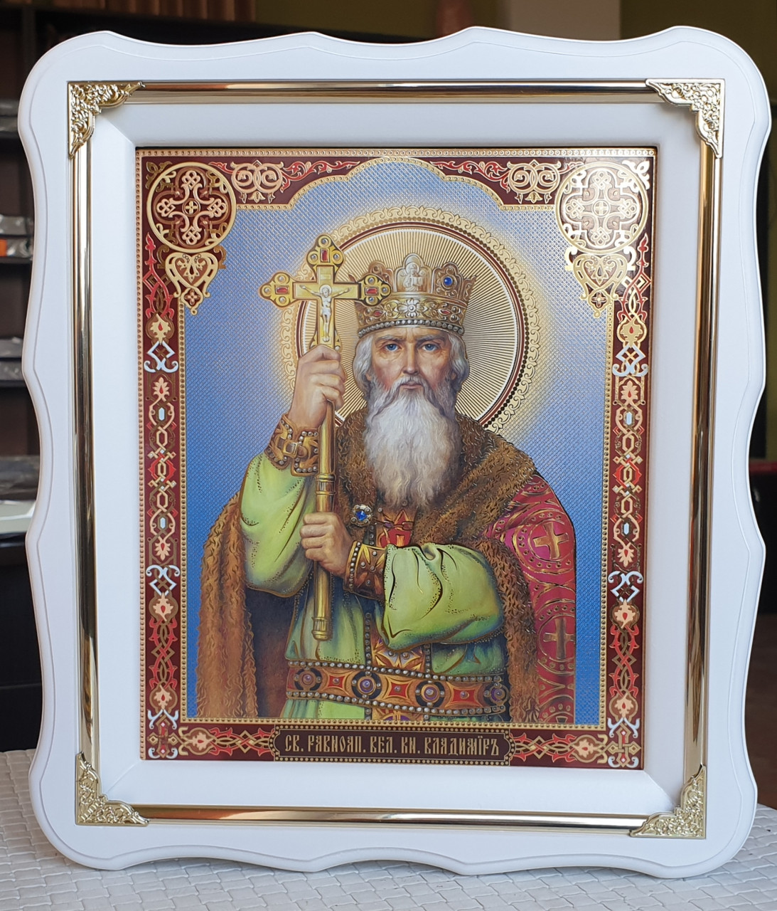 Ікона Святого Князя Володимира у білому фігурному кіоті з декоративними куточками, розмір кіота 30×26, обличчя 20×24