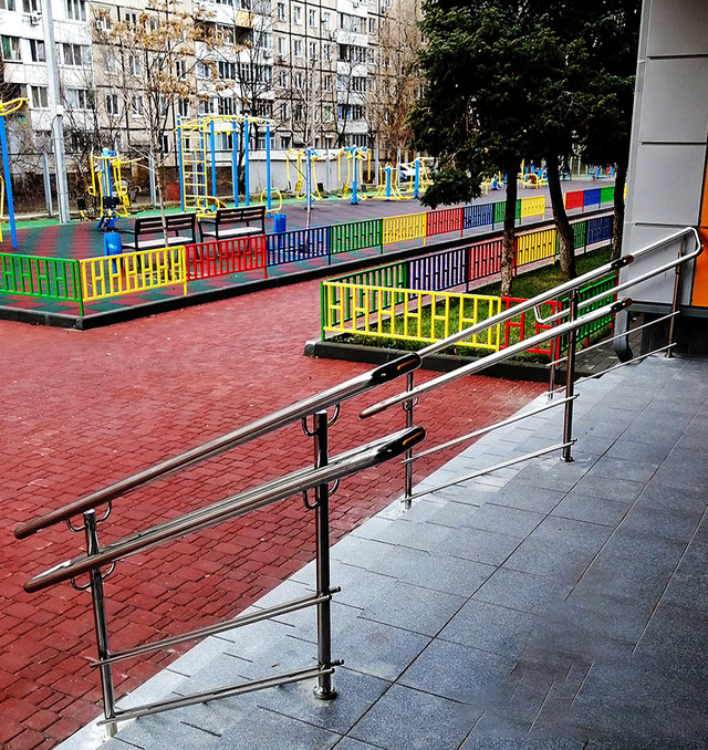 Потокоразделители та перила для шкіл - варіанти фото