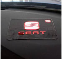 Противоскользящий силиконовый коврик на торпеду авто с логотипом "Seat"