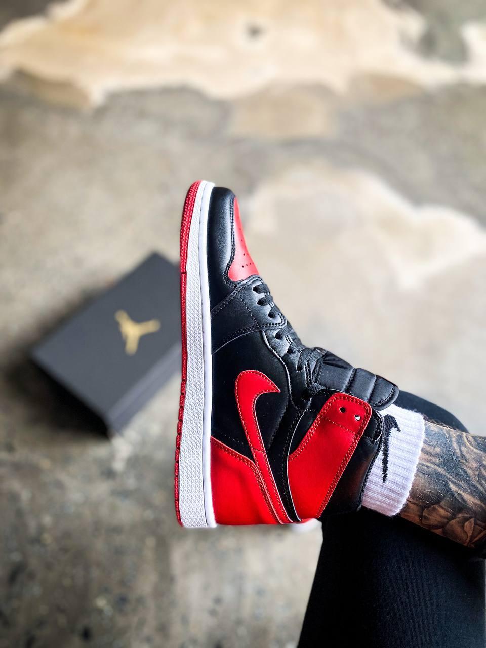 Кросівки чоловічі Nike Air Jordan 1 Retro High "Black/Red/White червоні повсякденні демісезонні