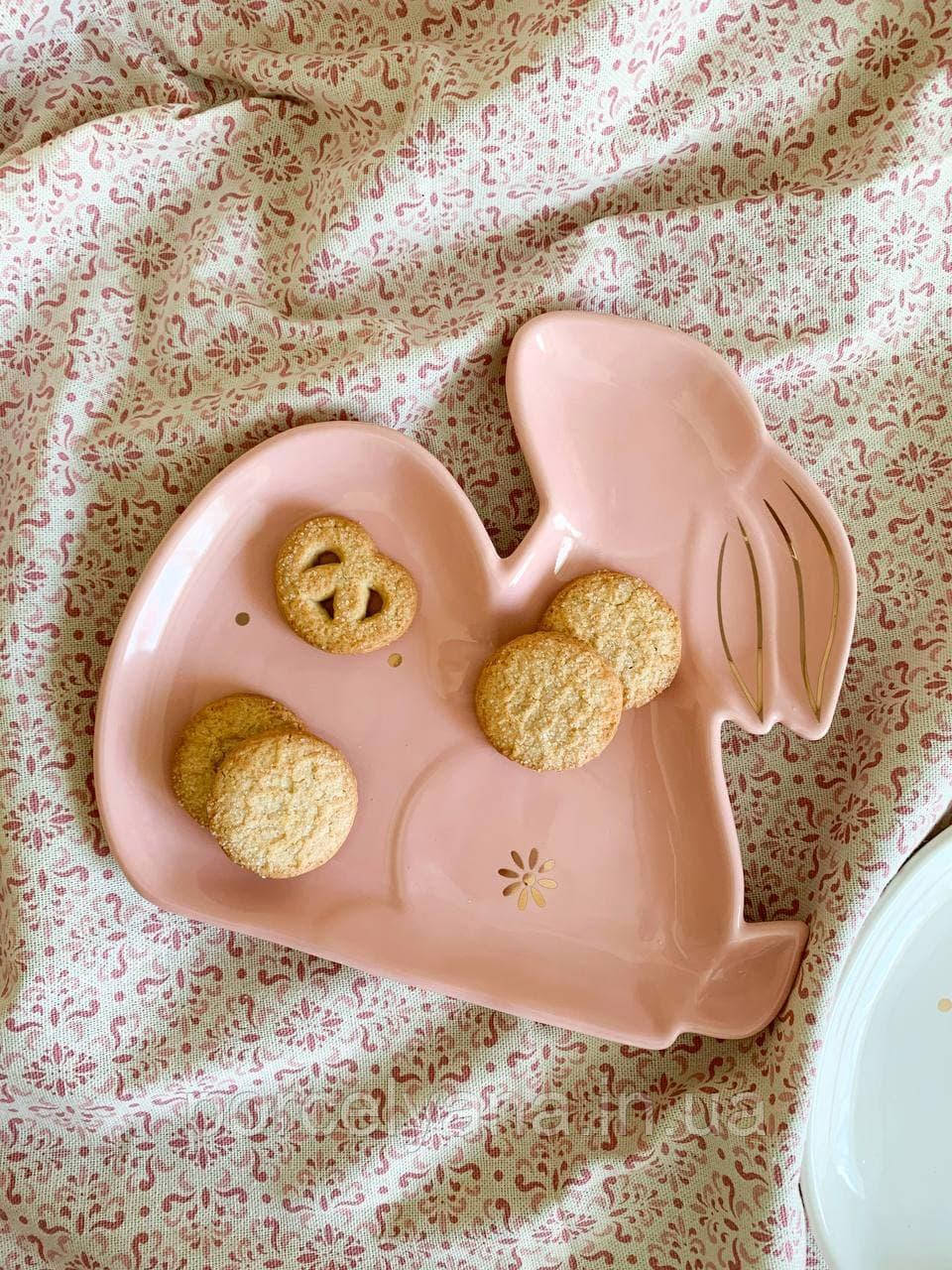 Тарілка "Кролик із яйцем" 23.8х22.3х2.6 см кераміка, рожевий BonaDi 972-828, фото 1