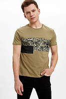 Чоловіча футболка Defacto/Дефакт кольору хакі з камуфляжним принтом
