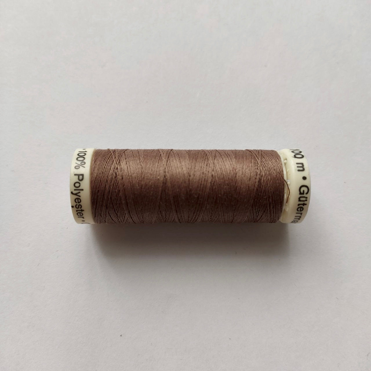 Нитки Gutermann М303 100 м, 100% поліестер різні кольори Середньо коричневий