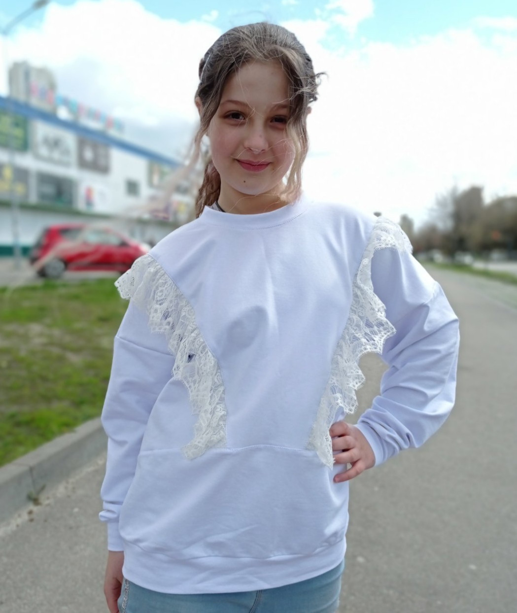 Білий світшот з мереживом