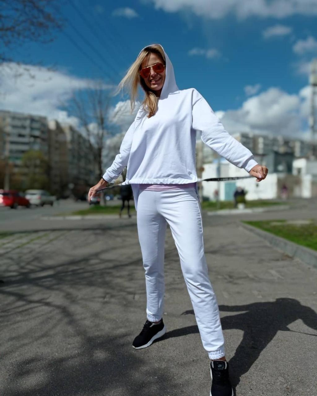 Білий спортивний костюм