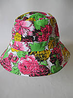 Жіночий яскравий капелюшок