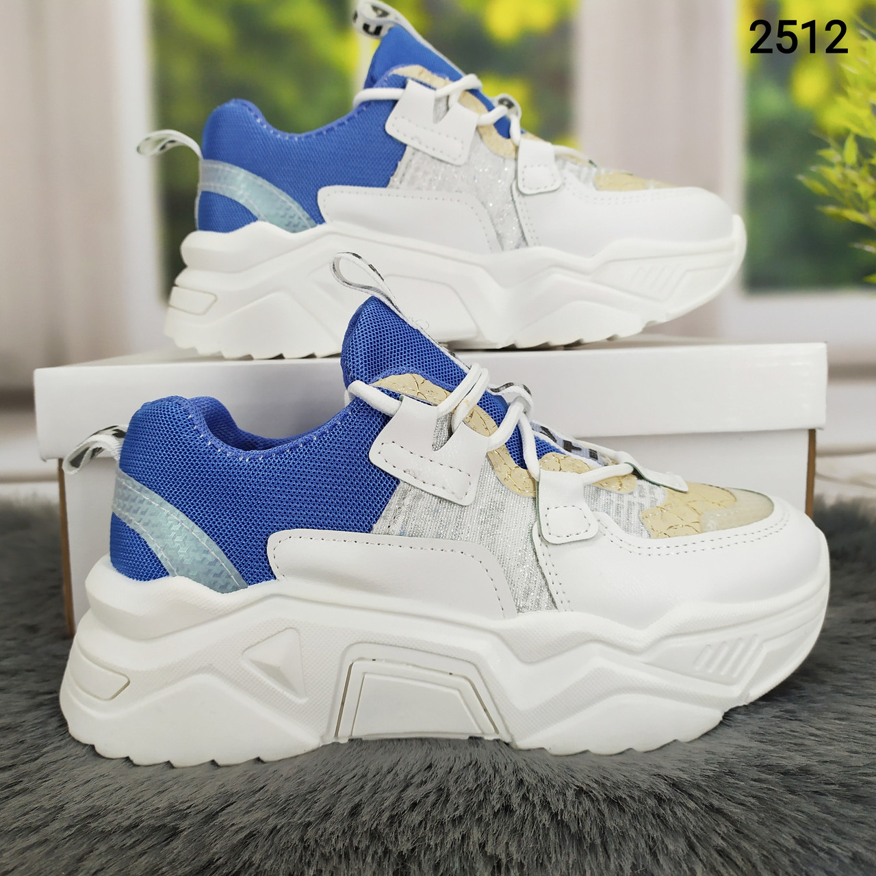 Жіночі підліткові кросівки білі з блакитним об'ємної на підошві.