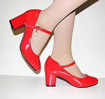Червоні жіночі туфлі на маленькому каблуці з ремінцем розмір 36