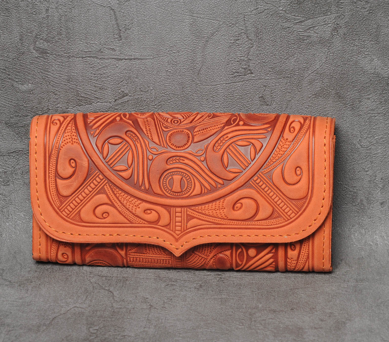 Шкіряний гаманець з тисненим орнаментом "Трипілля", ручна робота, натуральна шкіра, помаранчевого кольору, 20х10 см, фото 1