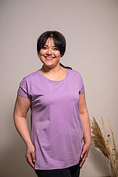 Повсякденна жіноча трикотажна футболка батальних розмірів бузкового кольору