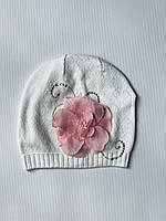 Дитяча біла демісезонна шапка для дівчинки з квіткою