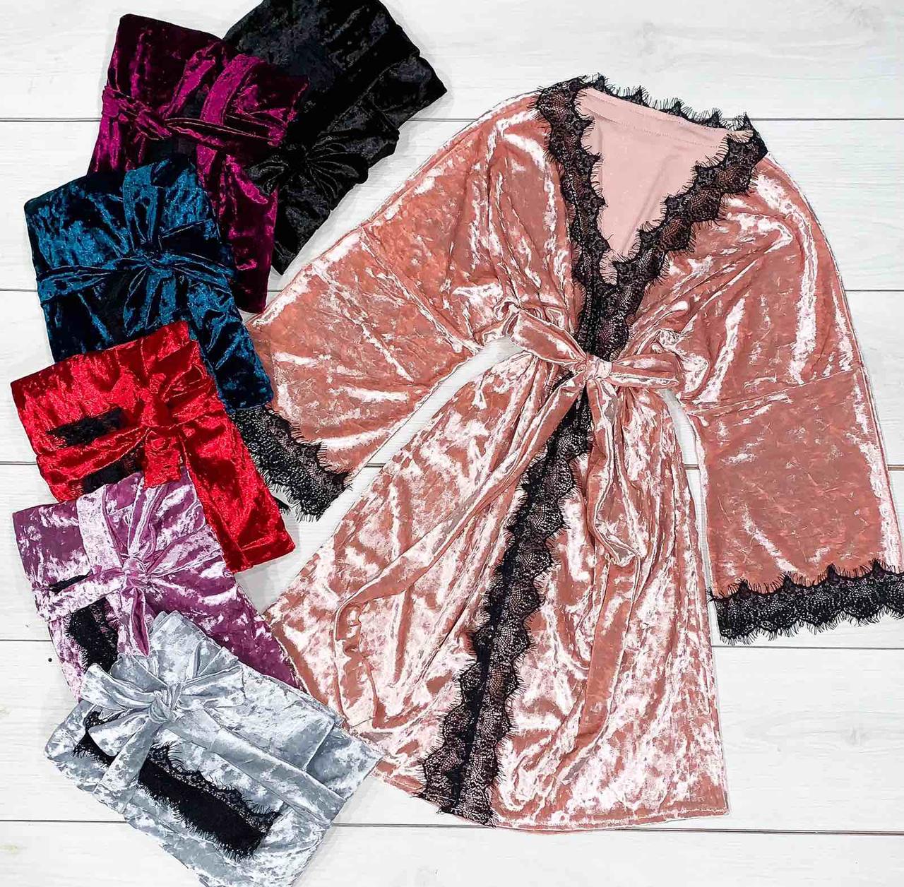 Велюровий халат із мереживом для дому.