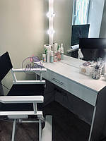 Стол для макияжа с центральным ящиком и зеркалом, высокий стул для визажиста.
