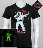 Cвітлонакопичувальна чоловіча футболка "Космонавт" (чорна), принт світиться в темряві 2XL, фото 2