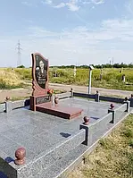 готовий комплекс, виконаний з червоного та сірого гранітів.