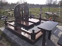 гранітний комплекс, виконаний з чорного та червоного гранітів.