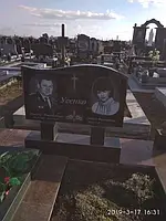 гранітний комплекс, виконаний з чорного та червоного гранітів.