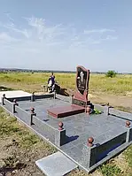 готовий комплекс, виконаний з червоного та сірого гранітів.