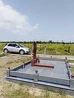 готовий комплекс, виконаний з червоного та сірого гранітів.