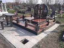 готовий комплекс, виконаний з червоного та сірого гранітів.