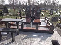 готовий комплекс, виконаний з червоного та сірого гранітів.