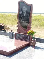 готовий комплекс, виконаний з червоного та сірого гранітів.