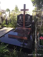 гранітний комплекс, виконаний з чорного та червоного гранітів. Заріччя, м. Фастів.