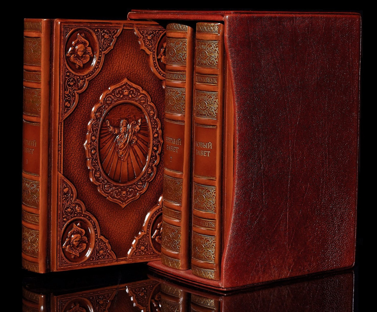 Біблія в трьох томах в шкіряній палітурці і подарунковому футлярі