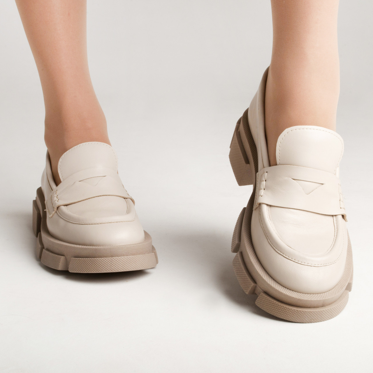 Лофери жіночі на платформі 40 розмір Woman's heel молочні шкіряні туфлі на масивній підошві