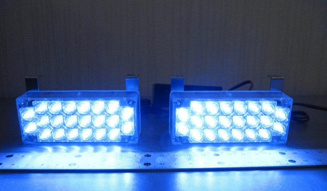 Проблисковий сигнальний LED стробоскоп/маячок у решітку.бампер синій.Проблисковий маячок для авто -12V