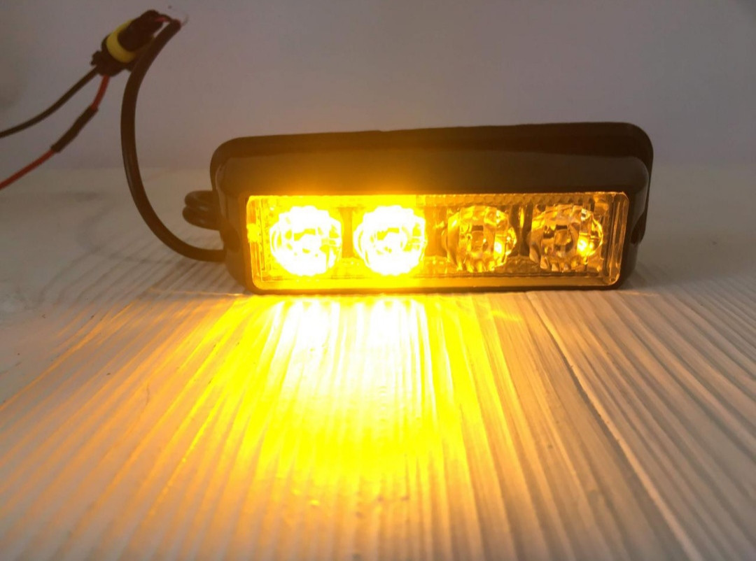 Проблисковий сигнальний жовтий LED стробоскоп/маячок у решітку.бампер.Проблисковий маячок для авто -12-24V