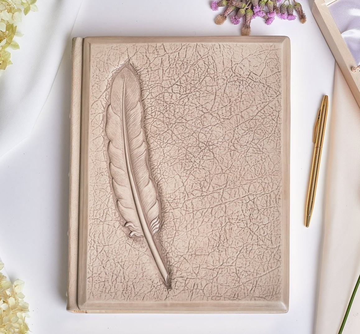 Книга для почесних гостей з можливістю персоналізації в шкіряній палітурці "Перо", фото 1