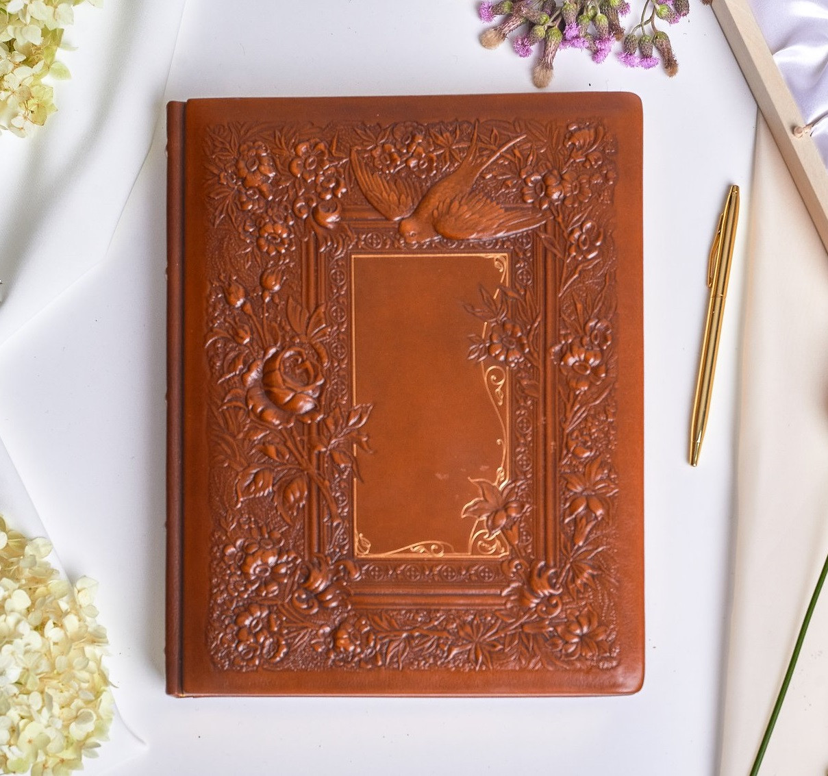 Книга почесних гостей з можливістю персоналізації в шкіряній палітурці "Ластівка", фото 1