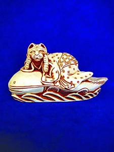 Статуэтка Нэцкэ Кот на Соме Netsuke Гипс 9.3x4.6x3.6 см Натуральный ...