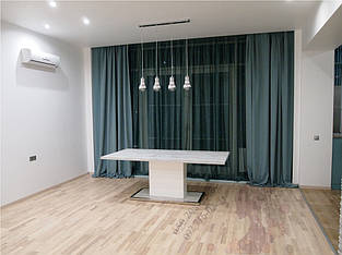 шторы в гостиной квартиры студии. Плотные портьеры пошиты на сторону рогожки, сторона ткани софт смотрит на улицу. Тюль была подобрана в тон портьер, что сделало шторы еще более выразительными