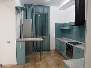 шторы на кухне квартиры студии. Ткань для портьер и гардин полностью соответствует той, которую мы пошили в гостиной. 