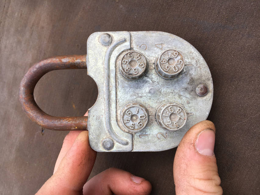 3087752841_w1280_h640_retro-v-