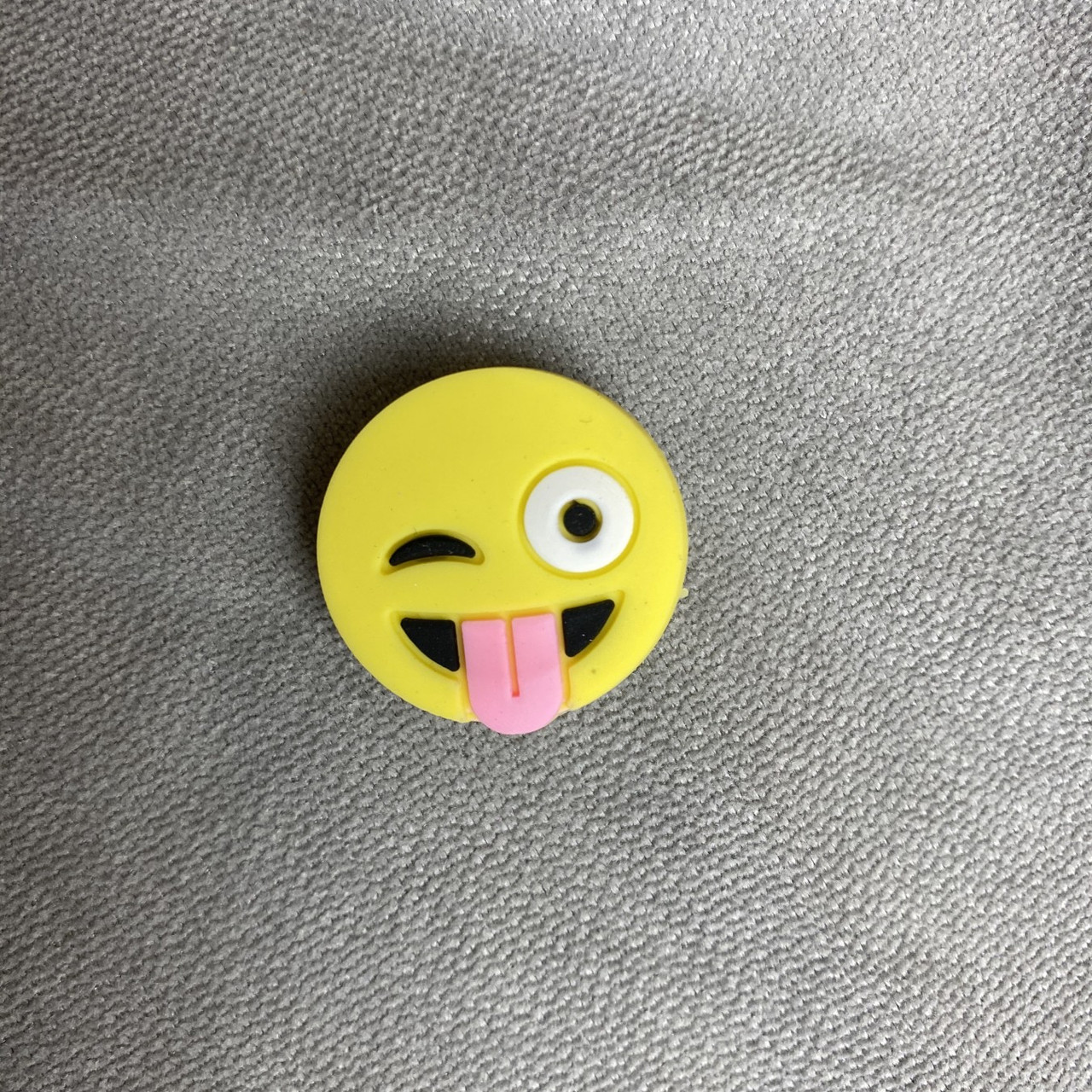 Джибітси прикраси для взуття кроксів сабо JIBBITZ Emoticon tease Смайл Дражнитися № 81