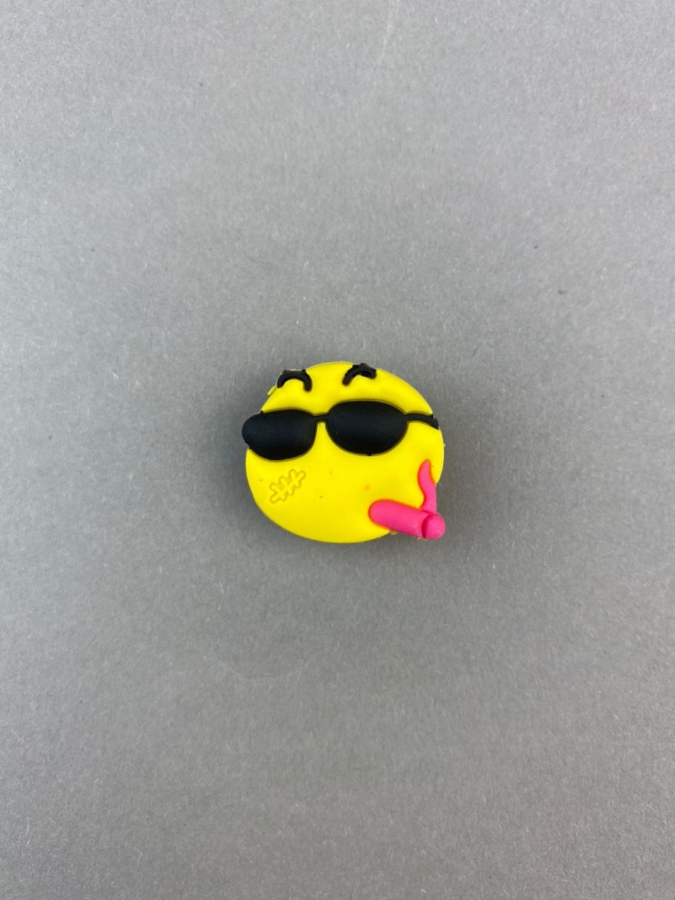 Джибитсы прикраси для взуття кроксов сабо JIBBITZ Smilie smoking Смайлик палить, фото 1