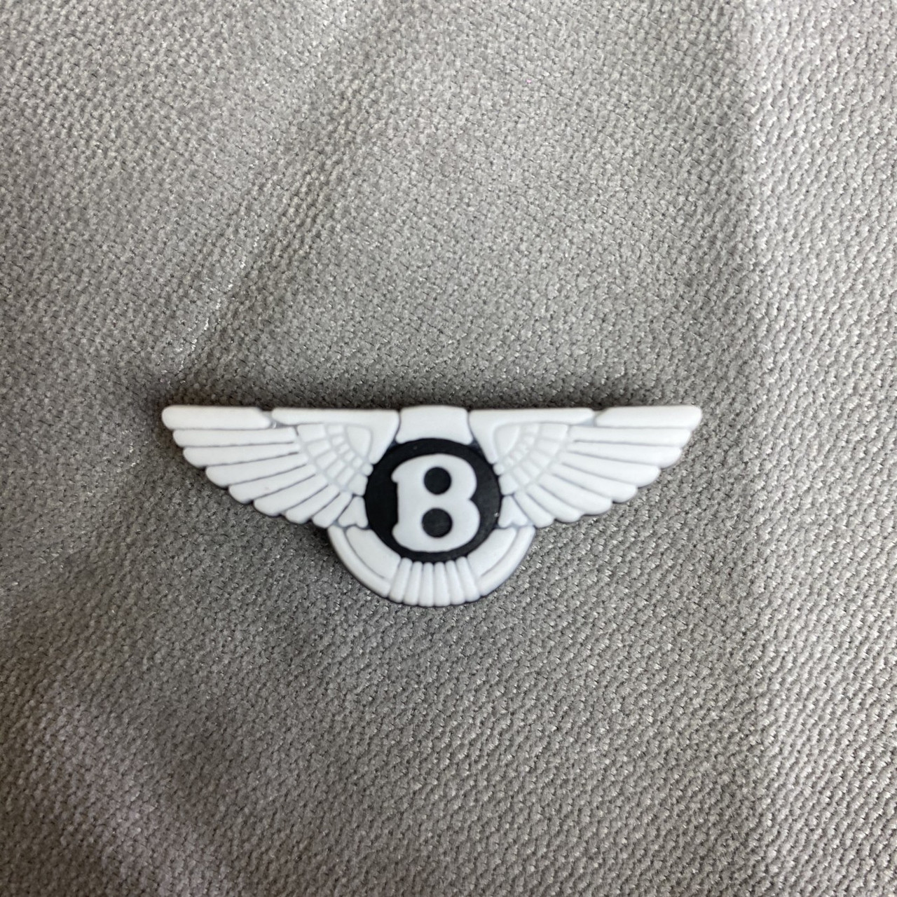 Джибітси прикраси для взуття кроксів сабо JIBBITZ Bentley логотип Бентлі № 120