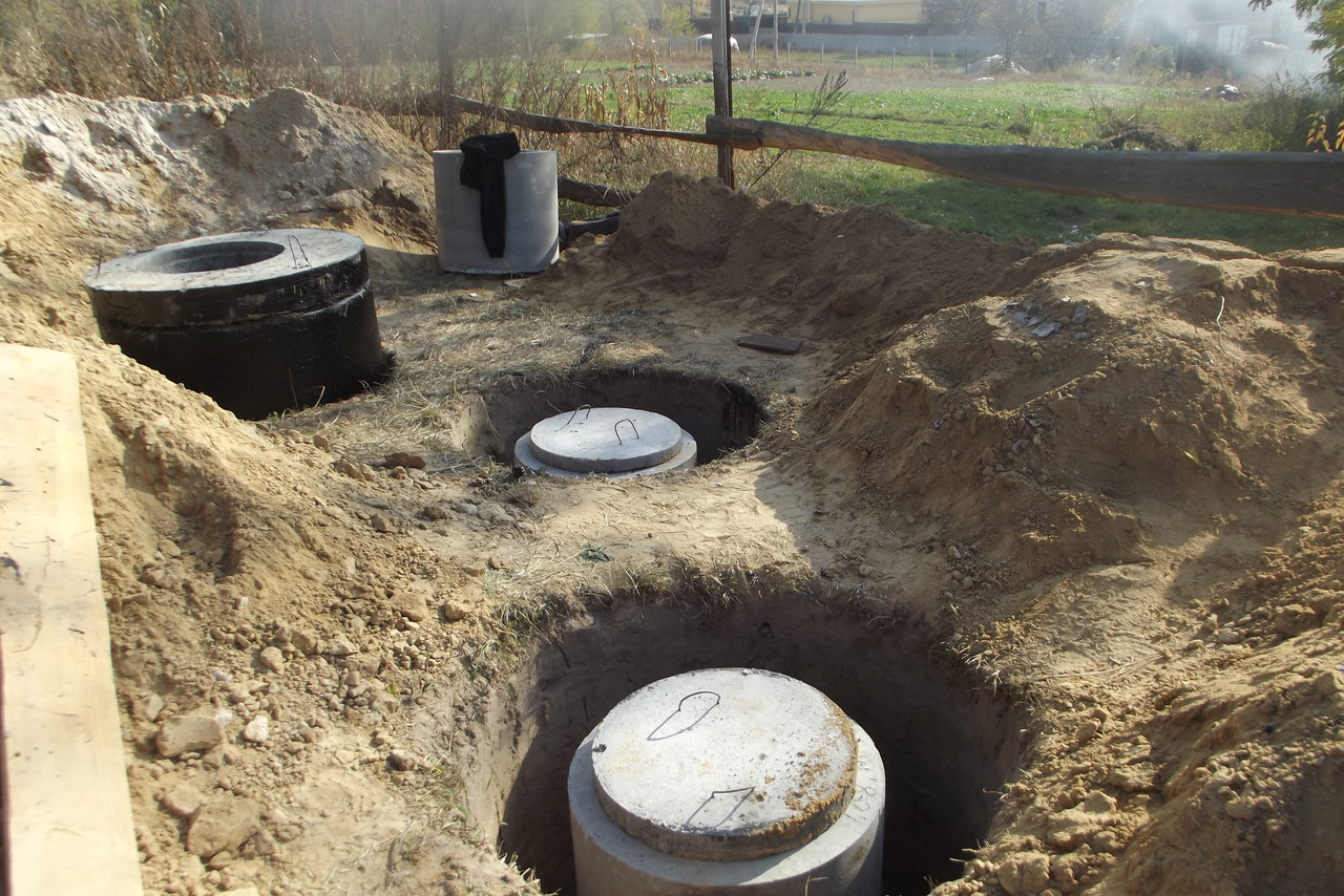 Копка канализационных колодцев бетонными кольцами - фото 1 - id-p205435179