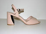Жіночі бежеві босоніжки стійкий каблук розмір 36, фото 9