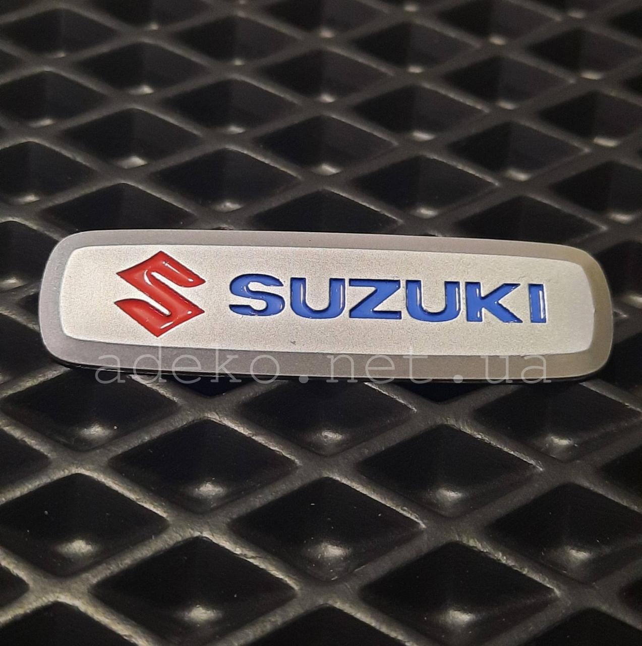 Шильдик для авто килимка з емблемою Suzuki