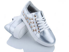 Стильні срібні жіночі кросівки з декором