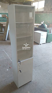 Біла шафа пенал зі скляними дверями Модель V574