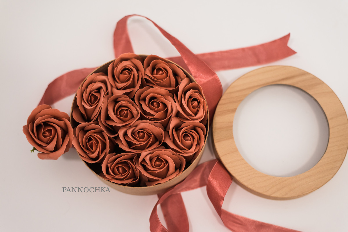 Декоративний подарунковий набір: троянди з мильної піни: wood box 11 roses, nude