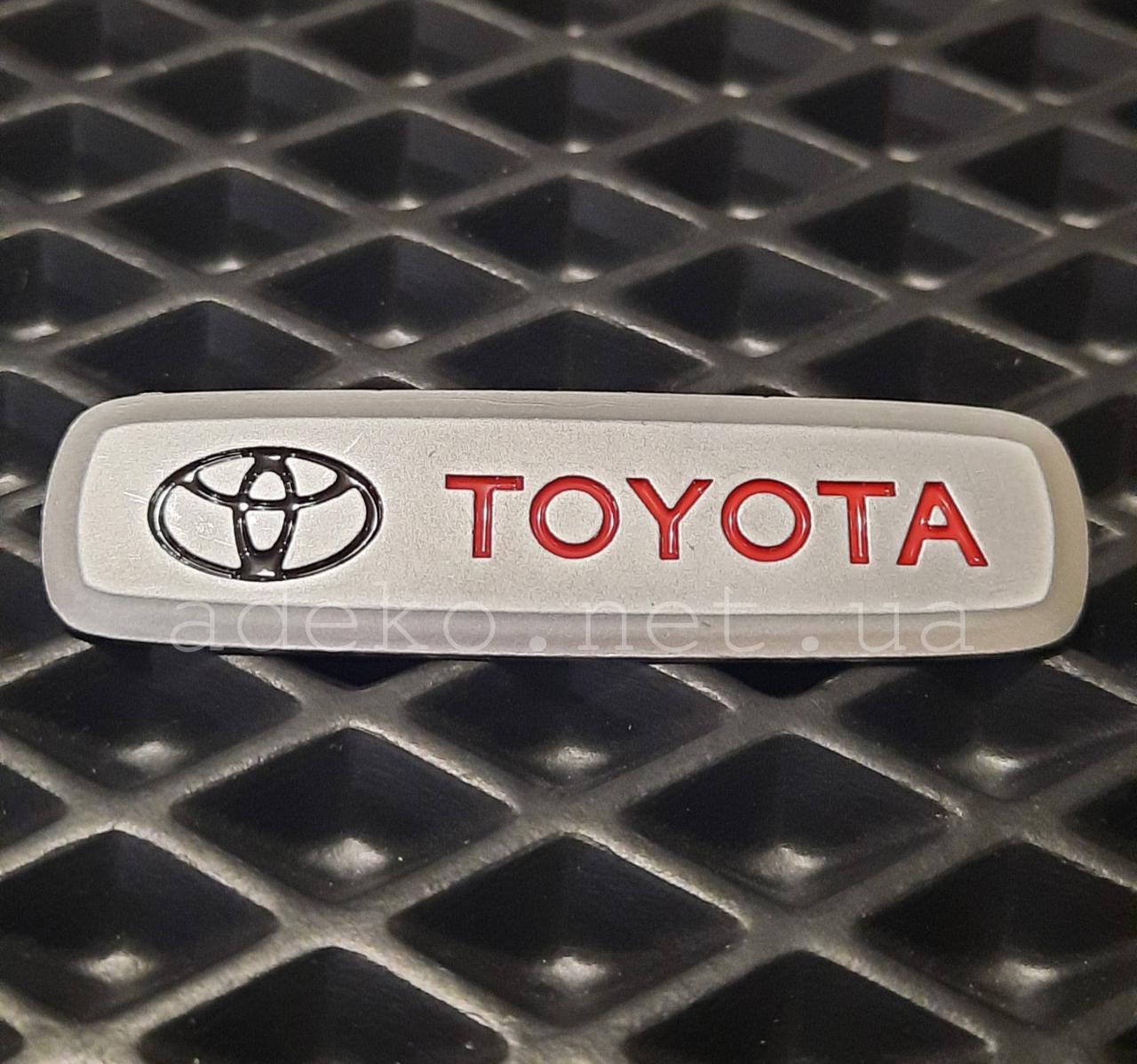 Емблема логотип Toyota шильдики на авто килимки