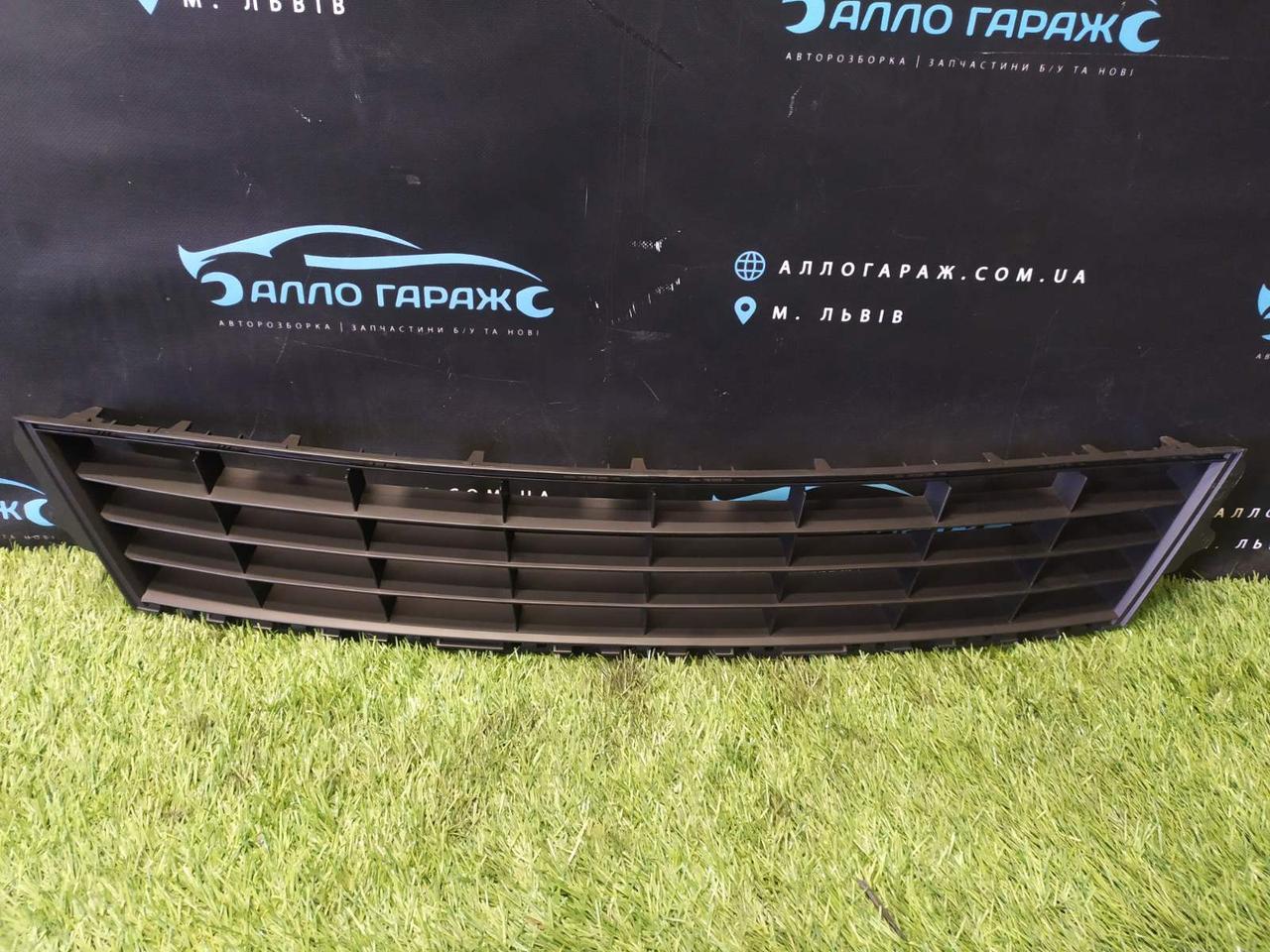 Решітка в Бампер передній Рено Кліо 3 2009-2012 Renault clio 3 2009-2012