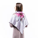 Атласна хустка з квітковим принтом 120х120см Бузкова, фото 4