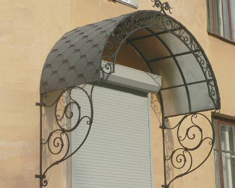Металевий козирок над входом